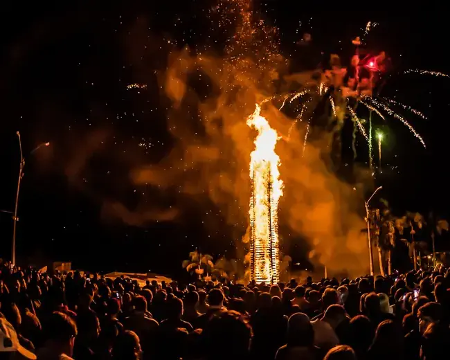 A fogueira da festa junina celebra o nascimento de João e também espanta o frio