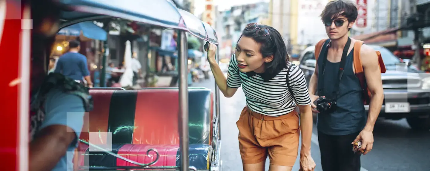 Um casal jovem nas ruas de Bangkok.