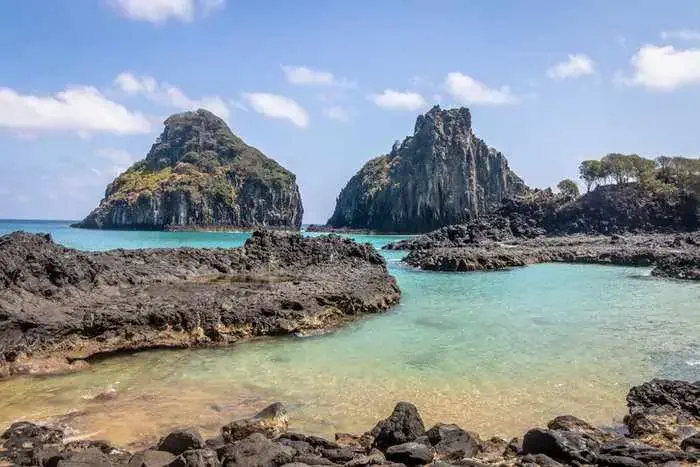A vista do Morro Dois Irmãos é um dos bônus da magnífica paisagem da Baía dos Porcos, em Noronha