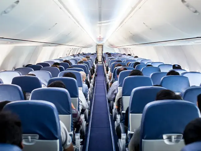 foto de corredor de um avião