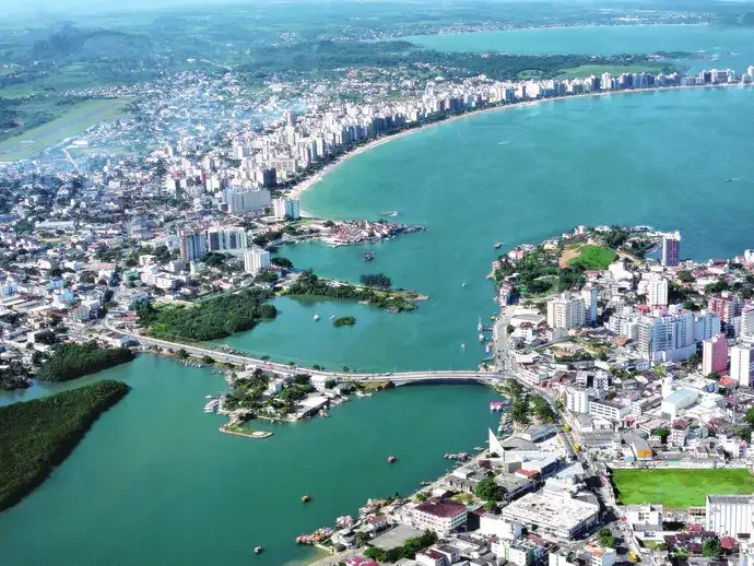 Não faltam belos destinos para celebrar o reveillon em Guarapari, como a Prainha de Muquiçaba