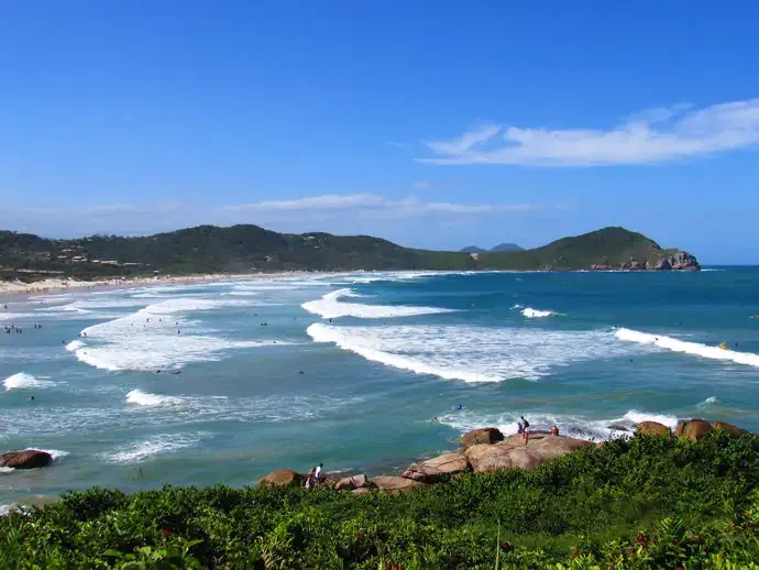 Em Garopaba, a Praia do Rosa é um dos destinos mais disputados para passar a virada do ano