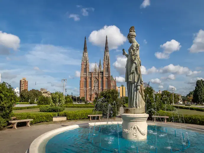 Em La Plata, não deixe de visitar a Catedral e a fonte da Plaza Moreno