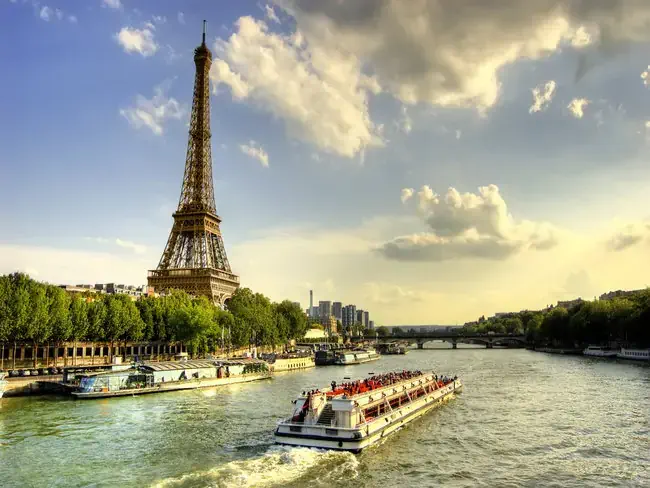 Em um passeio pelo Rio Sena, prepare-se para descobrir várias maravilhas de Paris, como a Torre Eiffel