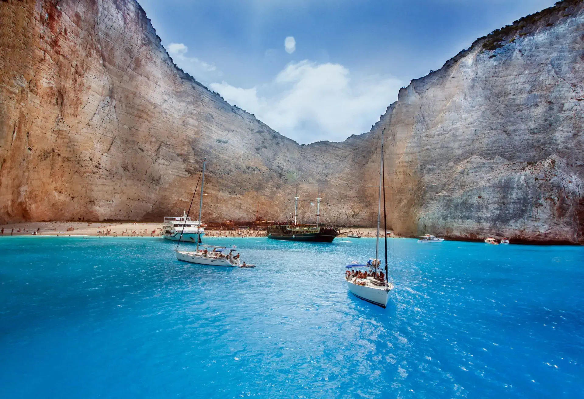 A praia de Navagio, em Zakinthos, é considerada mais bonitas do mundo