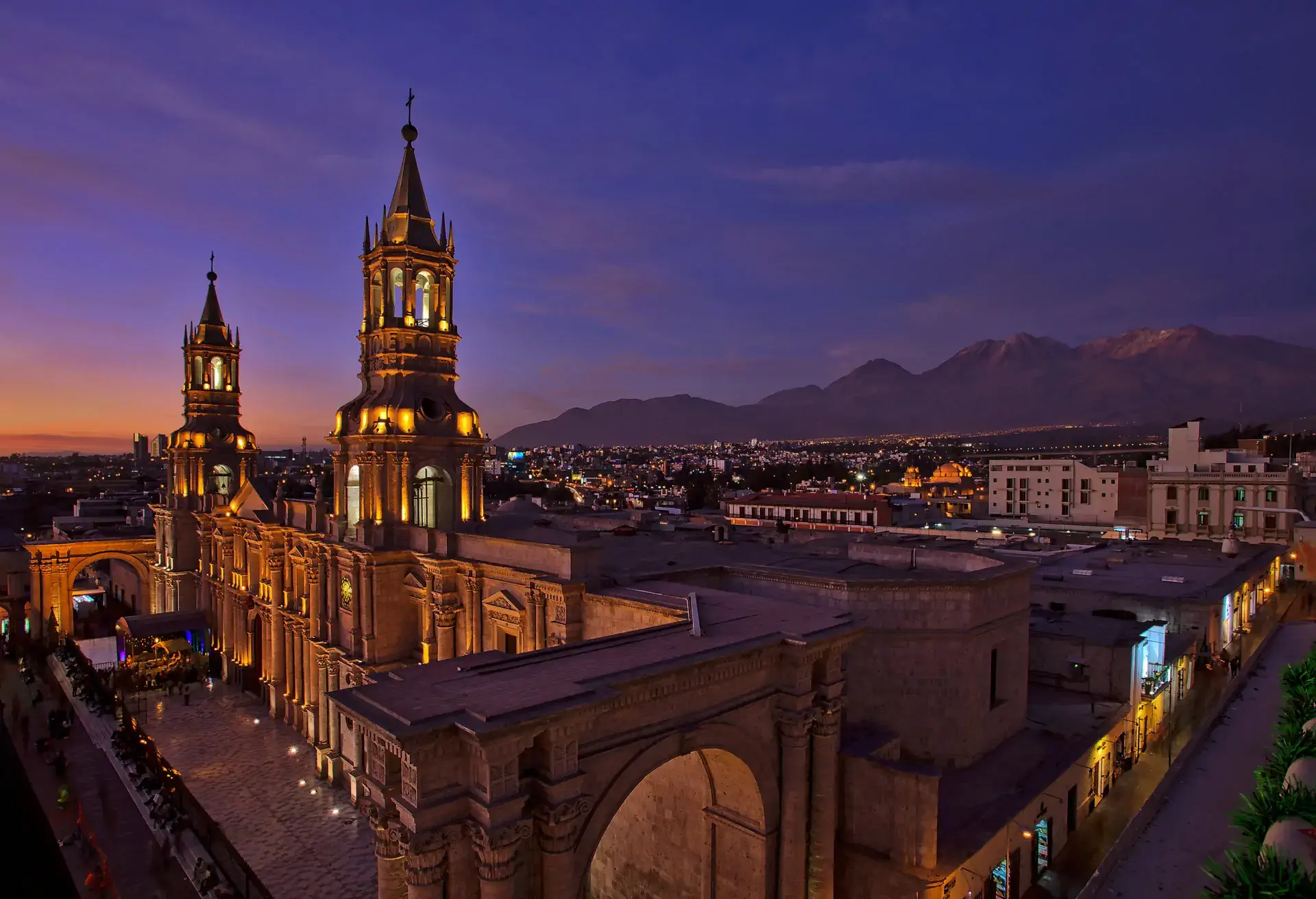 O entardecer torna o centro histórico de Arequipa ainda mais fascinante