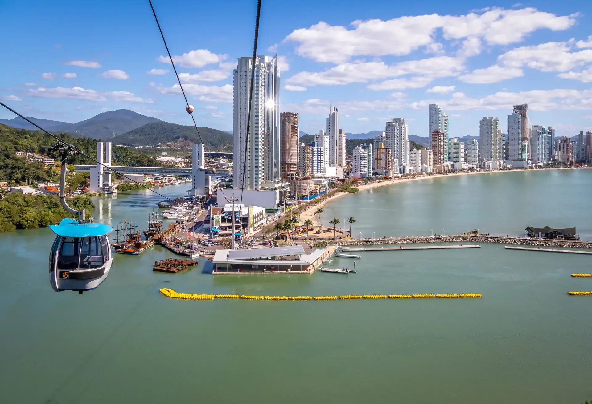 Não deixe de andar de teleférico para apreciar a vista de Balneário Camboriú