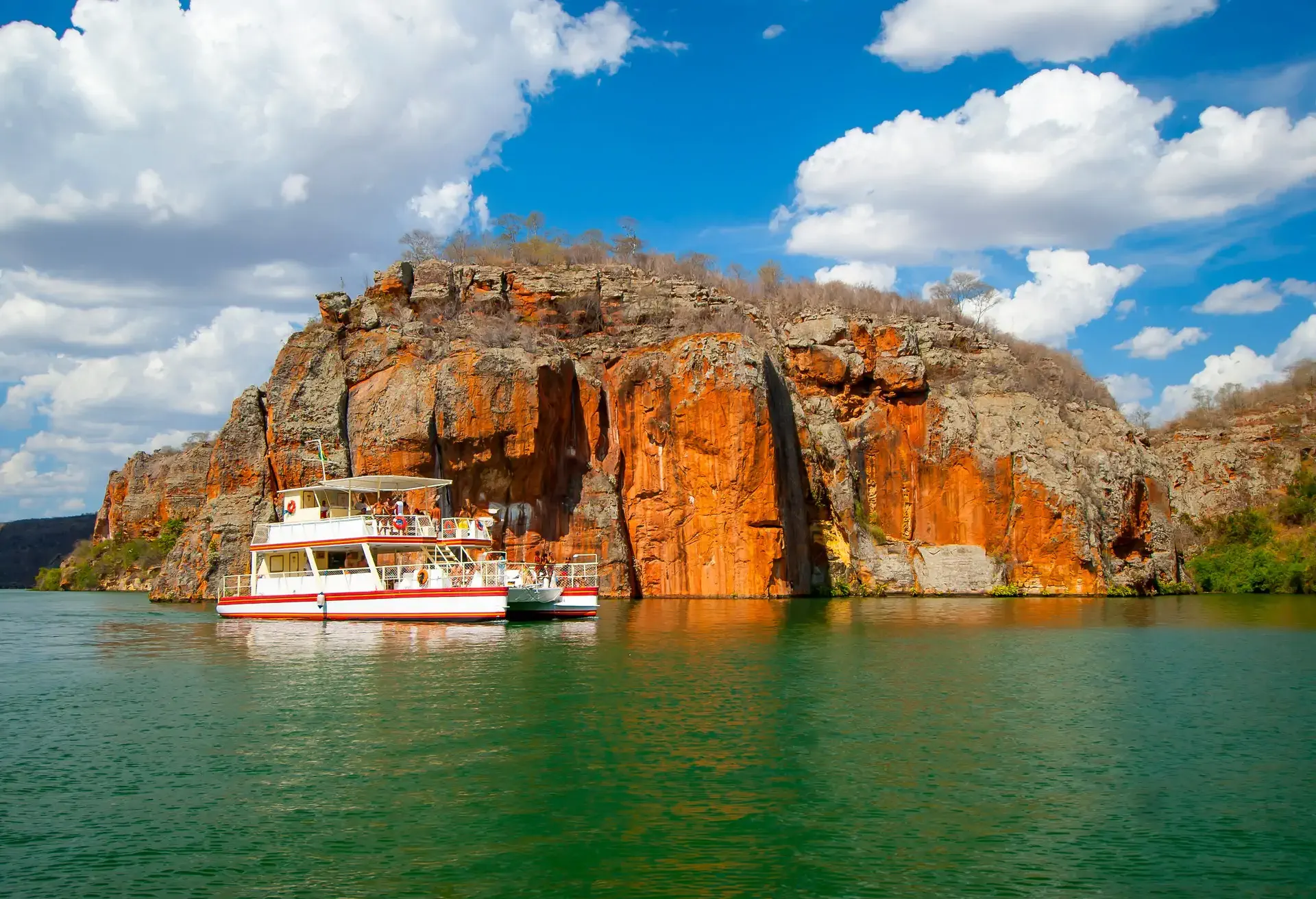 Fazer um passeio de catamarã até Cânion do Xingó será inesquecível