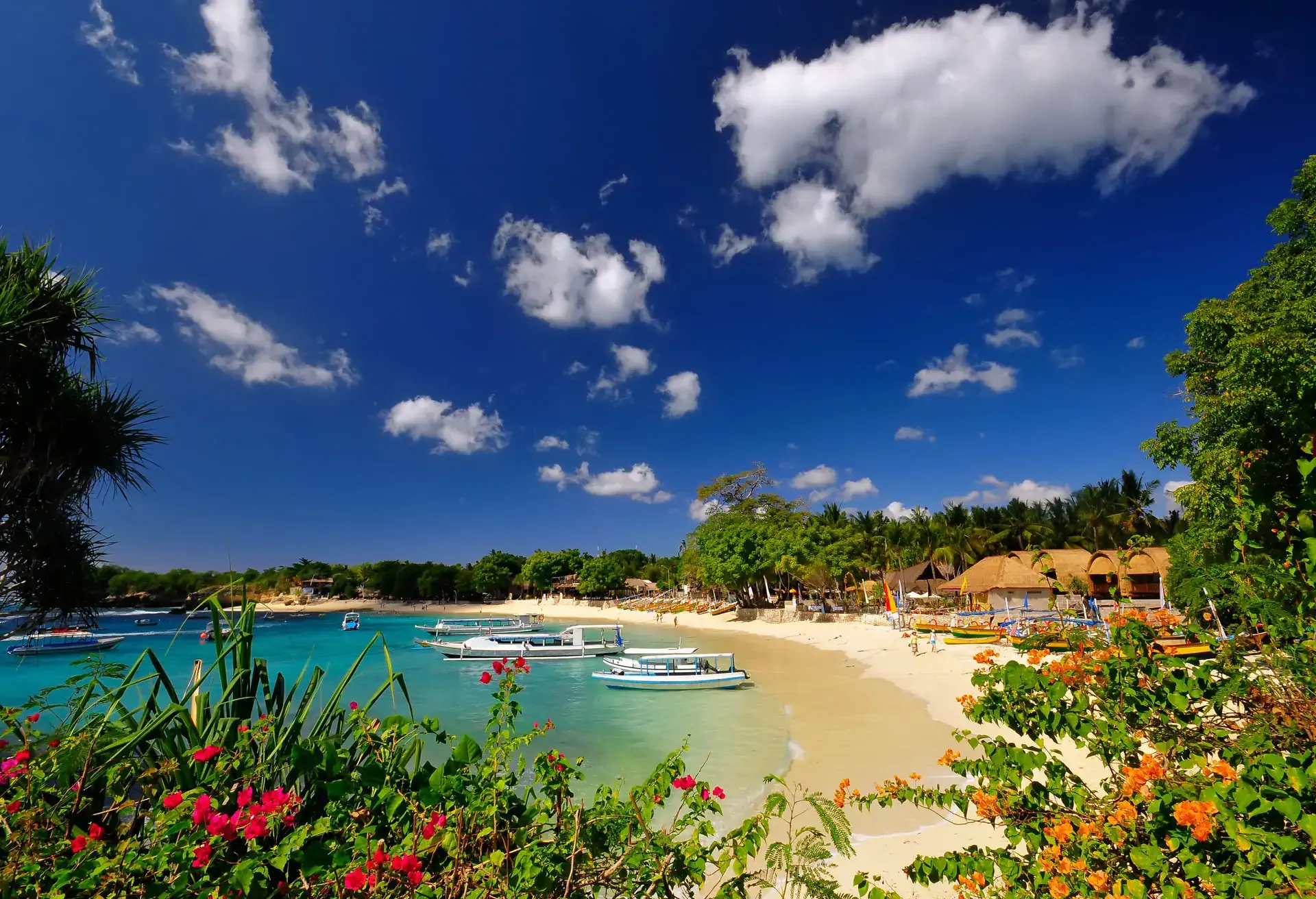Descubra as espetaculares paisagens (e as festas!) das praias de Bali