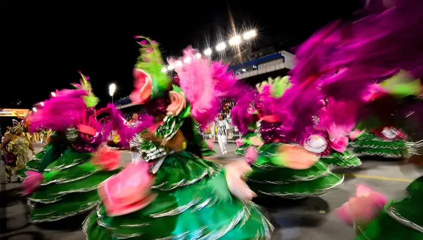 O Carnaval em São Paulo conta com blocos de rua e desfiles de escolas de samba