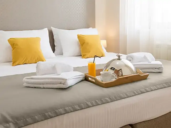 cama de hotel com café da manhã na cama