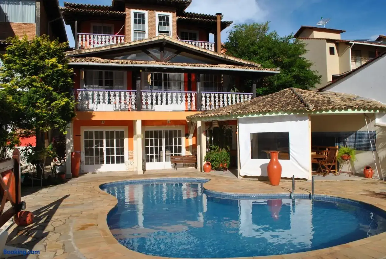 Countryside inn with pool on a sunny day