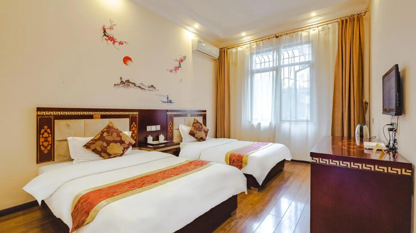 Holly's Hostel