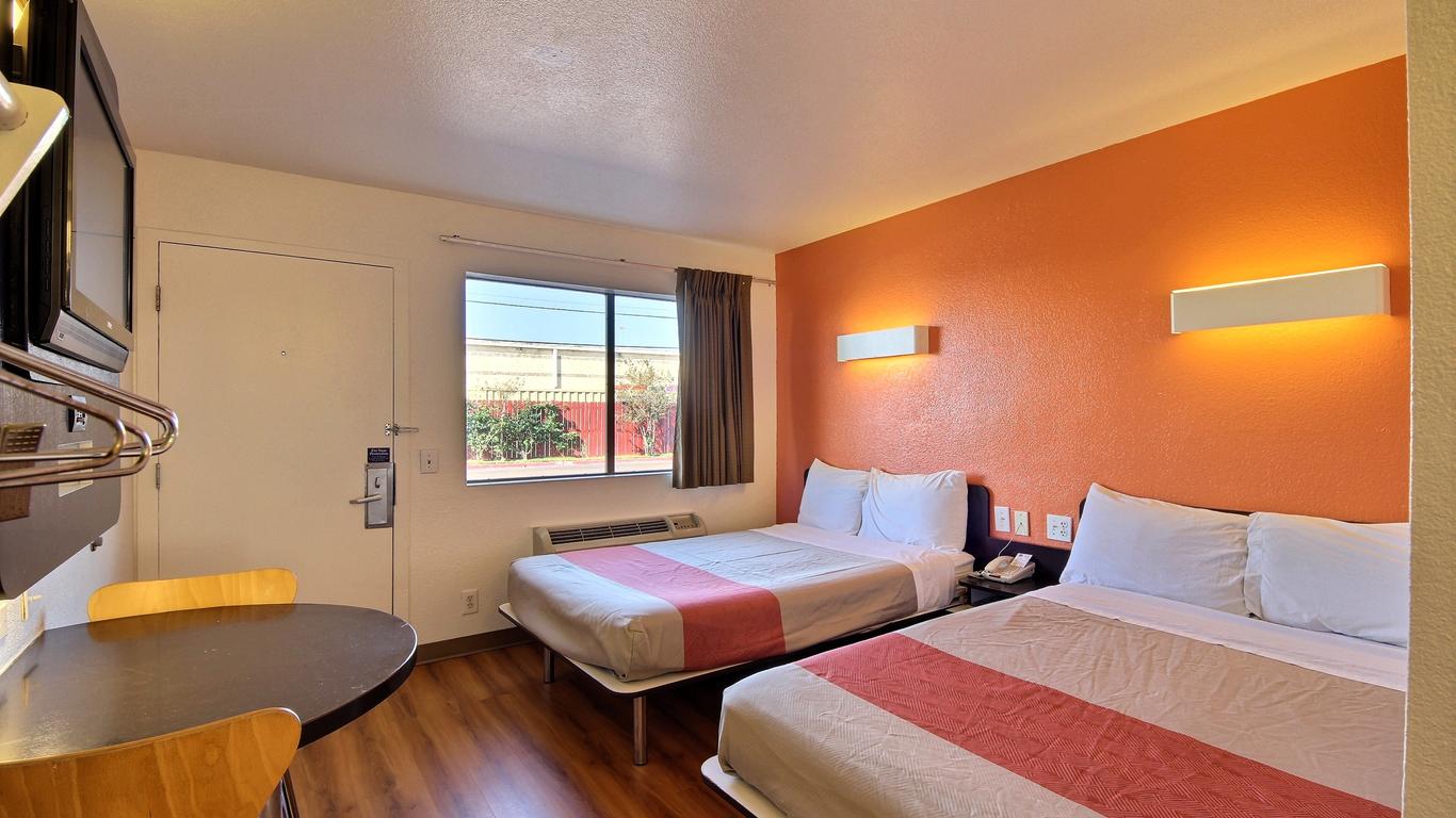 Motel 6 Laredo South