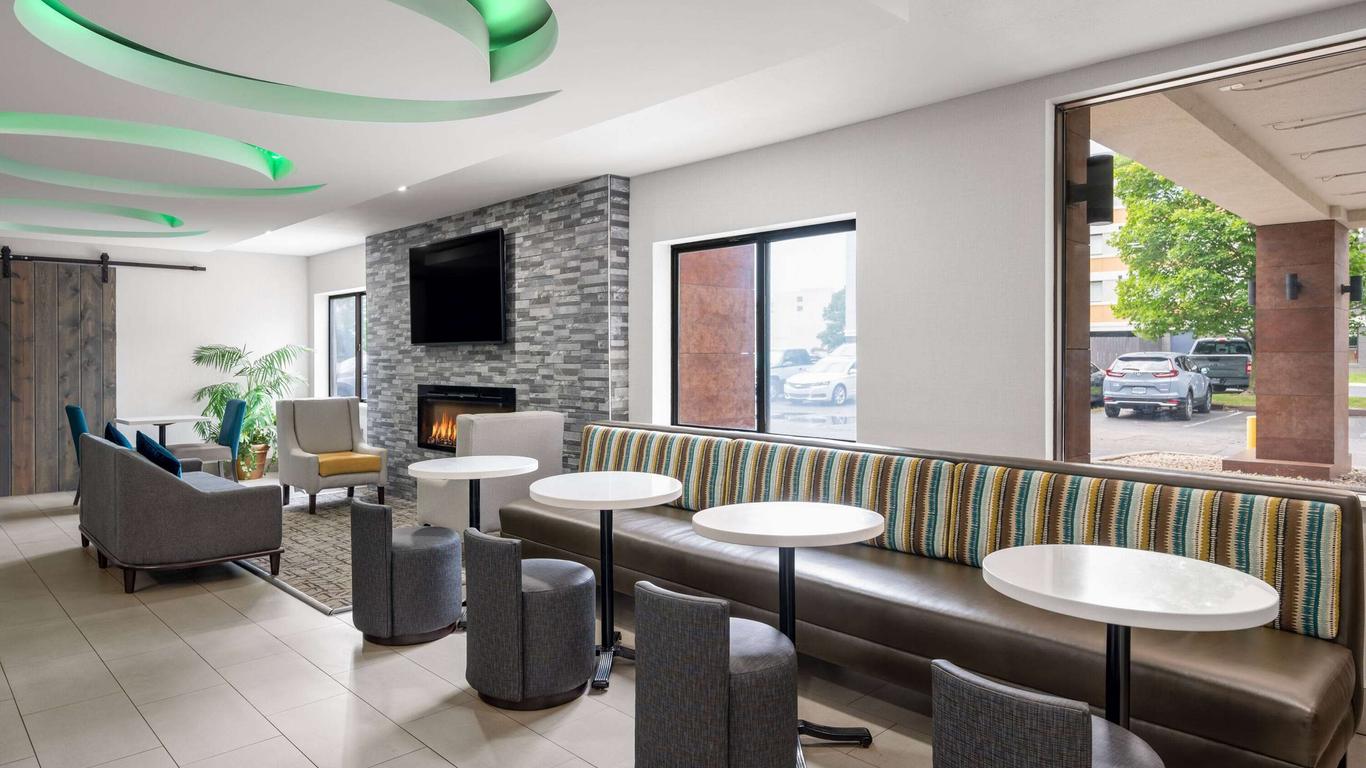 La Quinta Inn by Wyndham Indianapolis Airport Executive Dr