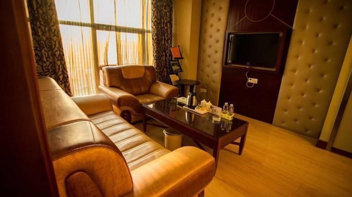 Vienna Hotel in Pinghu Square