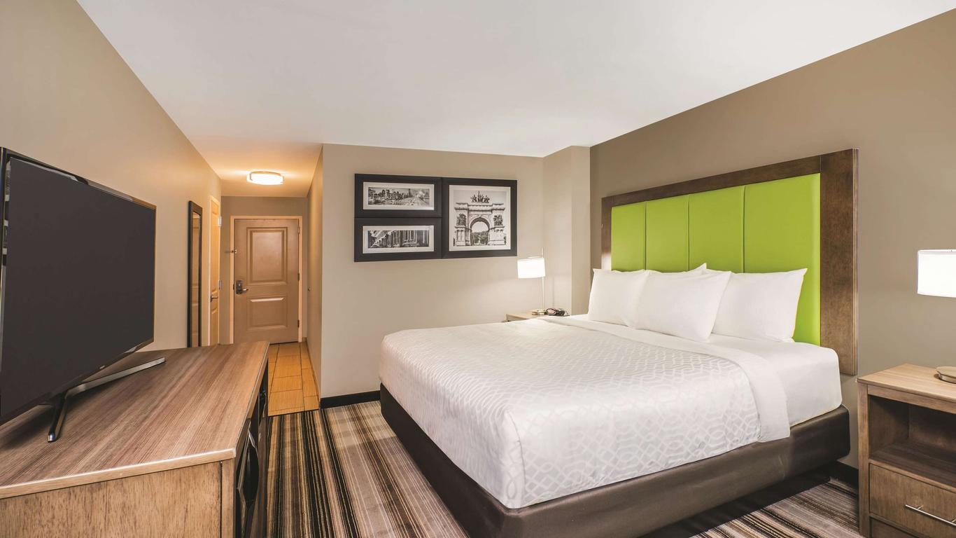 La Quinta Inn & Suites by Wyndham Brooklyn Central