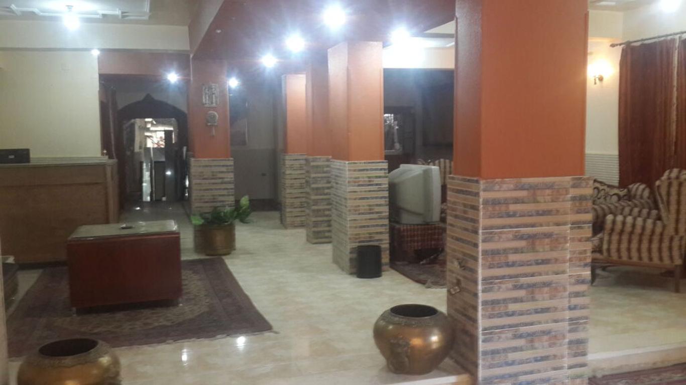 Pyramids Plateau Inn