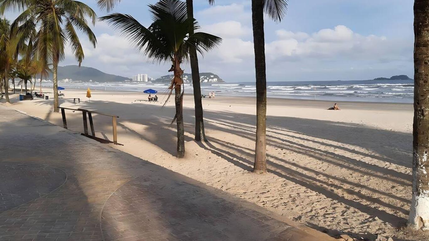 BIWA Condomínio cm Piscina, 1garagem, WI-FI 300 Mega, Central de vigilância remota , Centro do Guarujá próximo à Praia e Comércio, horários check-in e check-out flexíveis